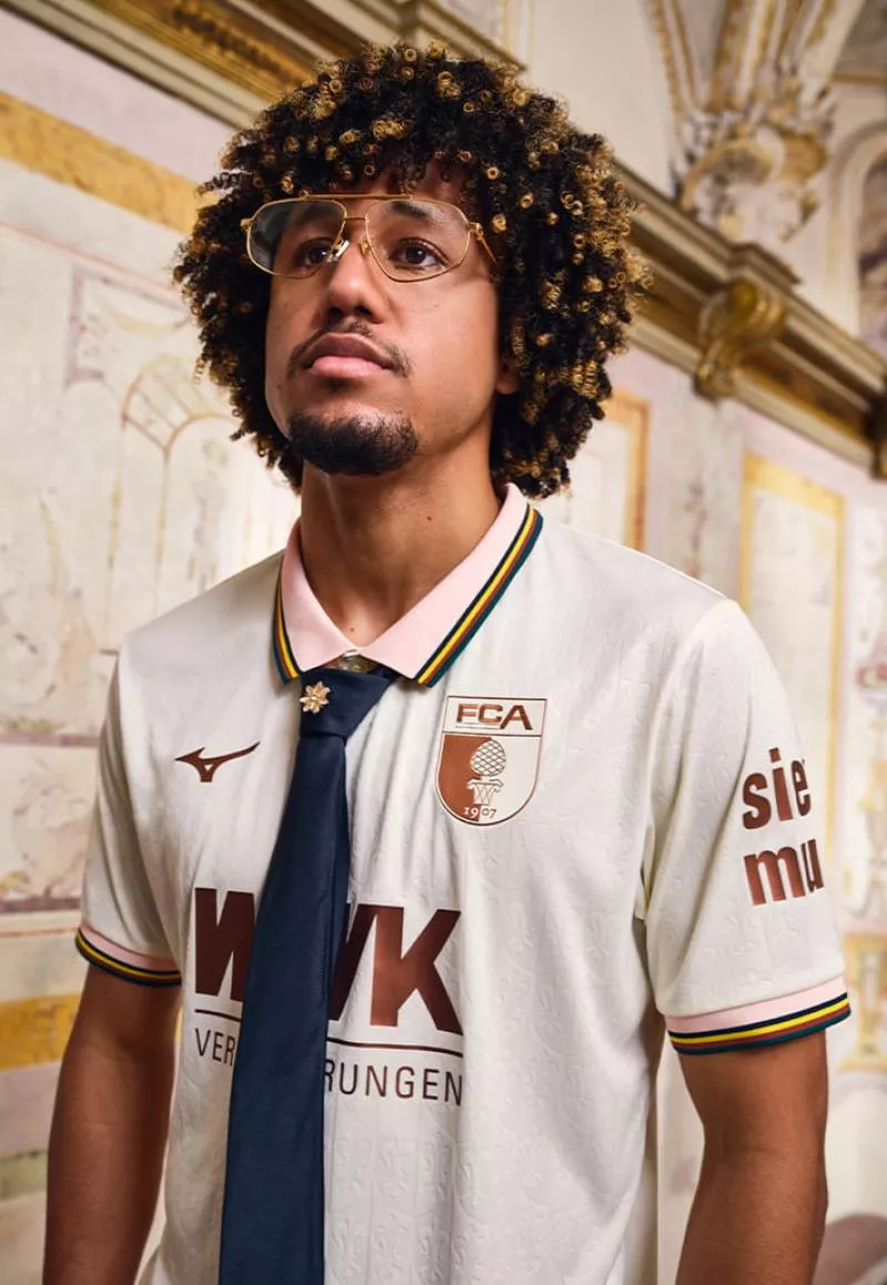 Le FC Augsbourg signe un des plus beaux maillots de cette saison avec Mizuno
