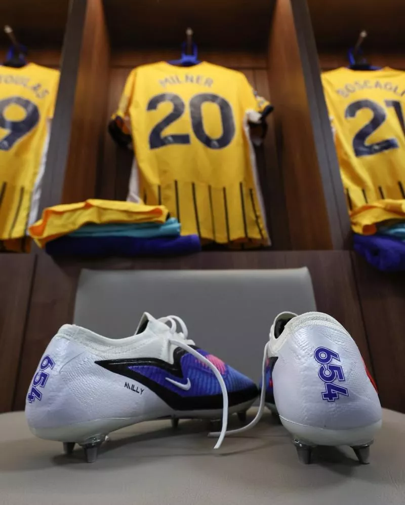 James Milner reçoit une paire spéciale pour son record en Premier League