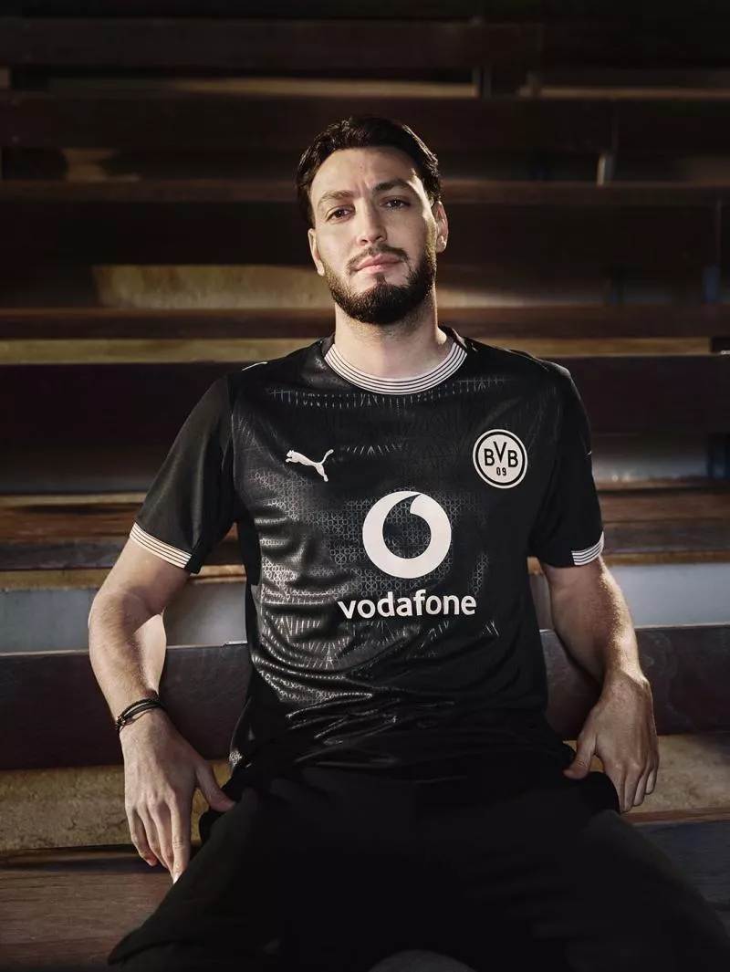 Le Borussia Dortmund sort un superbe maillot noir en hommage à son ancien stade