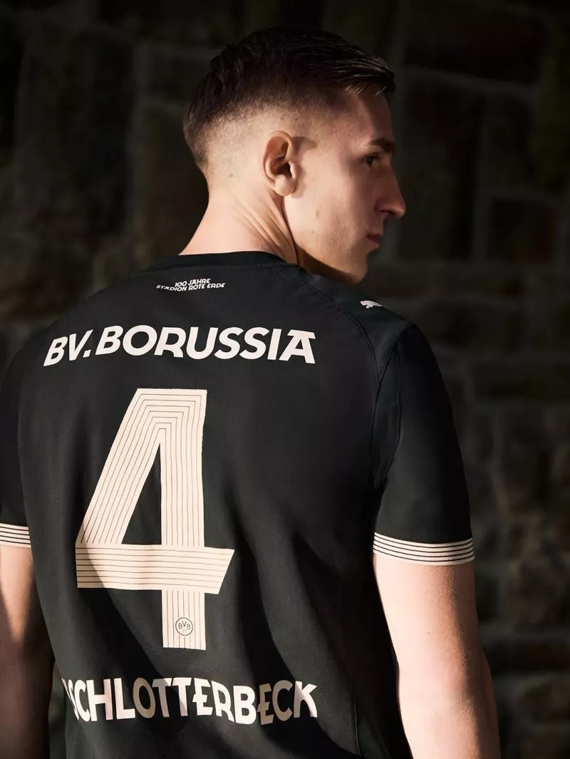 Le Borussia Dortmund sort un superbe maillot noir en hommage à son ancien stade