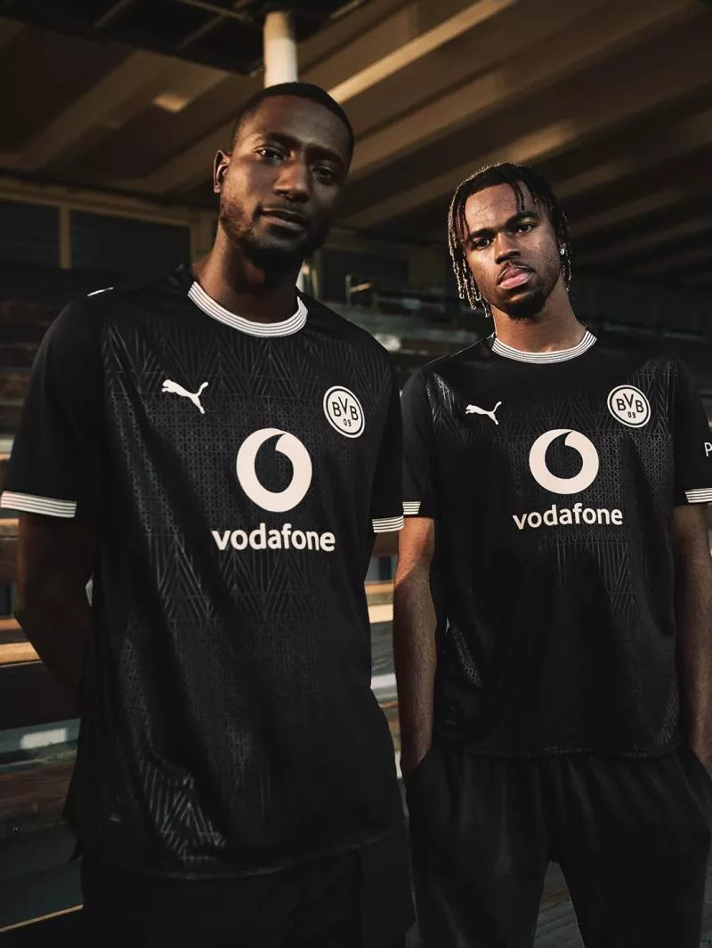 Le Borussia Dortmund sort un superbe maillot noir en hommage à son ancien stade