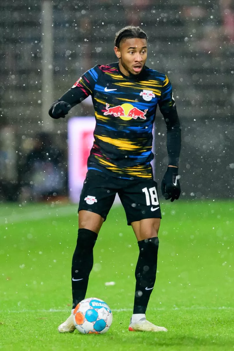 Berlin, Deutschland, 03.12.2021: Christopher Nkunku (RB Leipzig) in Aktion, am Ball, Einzelaktion waehrend des Spiels der 1. Bundesliga zwischen 1. FC Union Berlin und RB Leipzig im Stadion an der alten Foersterei am 03. Dezember 2021 in Berlin. (Foto von Nico Paetzel/DeFodi Images) DFB / DFL REGULATIONS PROHIBIT ANY USE OF PHOTOGRAPHS AS IMAGE SEQUENCES AND/OR QUASI-VIDEO. Berlin, Germany, 03.12.2021: Christopher Nkunku (RB Leipzig) controls the ball during the First Bundesliga match between 1. FC Union Berlin and RB Leipzig at Stadium an der alten Foersterei on December 3, 2021 in Berlin, Germany. (Photo by Nico Paetzel/DeFodi Images) - Photo by Icon sport   - Photo by Icon Sport