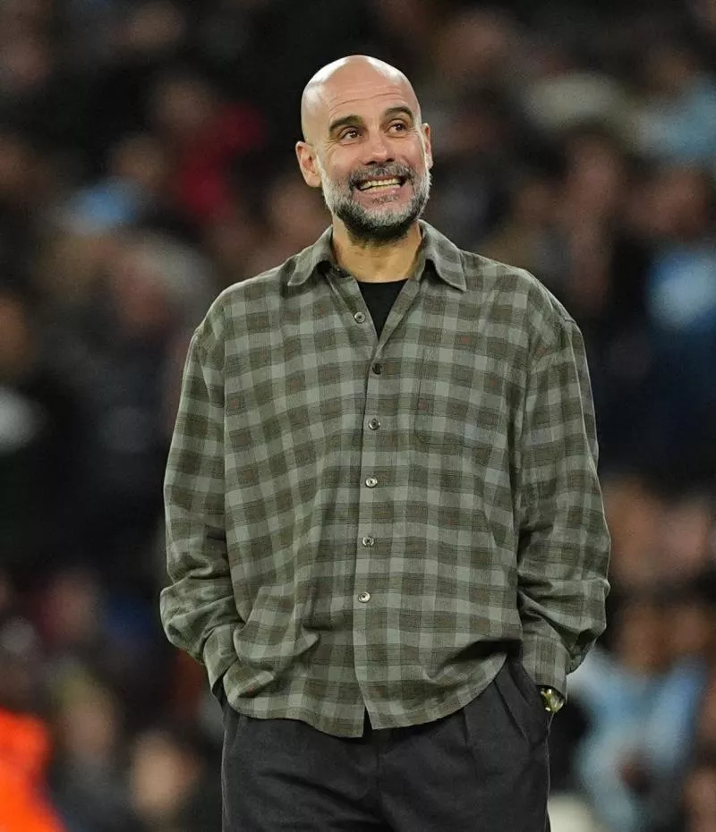 Pourquoi la chemise de Pep Guardiola fait-elle autant parler ?