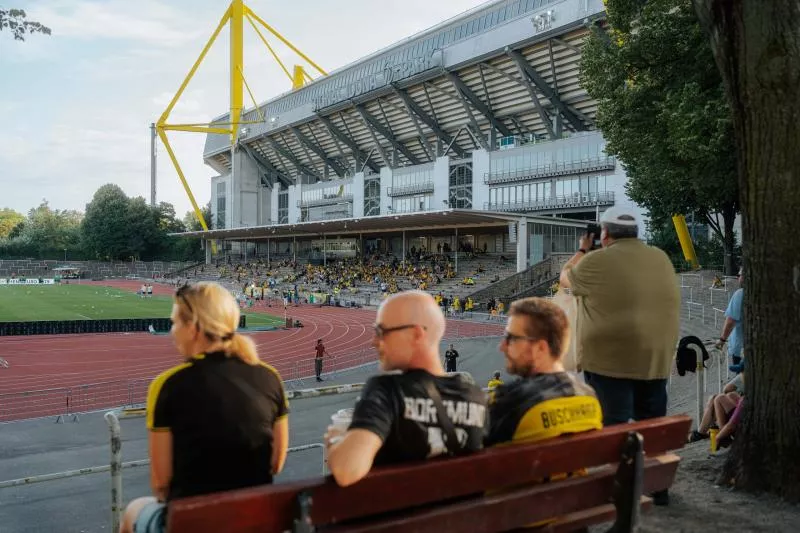 Le Borussia Dortmund sort un superbe maillot noir en hommage à son ancien stade