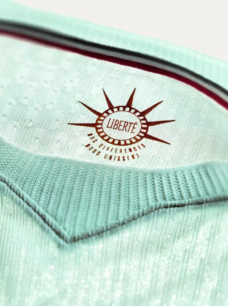 Pourquoi le maillot de l’équipe de France est vert ? L’explication derrière le choix surprenant des Bleus