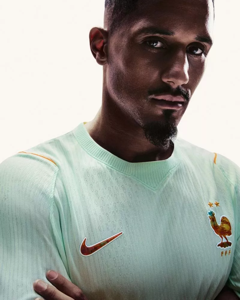 Pourquoi le maillot de l’équipe de France est vert ? L’explication derrière le choix surprenant des Bleus