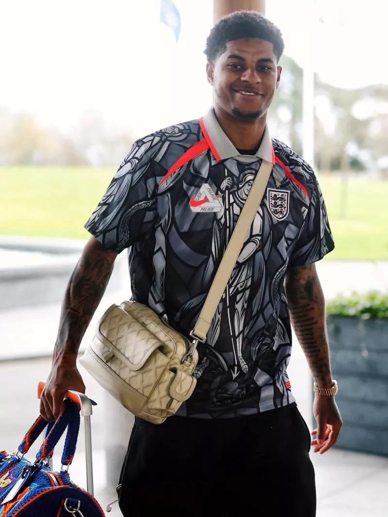 Marcus Rashford dégaine un maillot Angleterre X Palace
