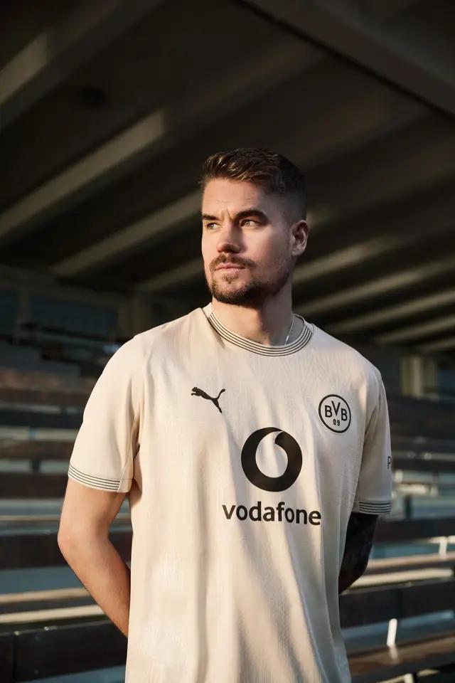 Le Borussia Dortmund sort un superbe maillot noir en hommage à son ancien stade