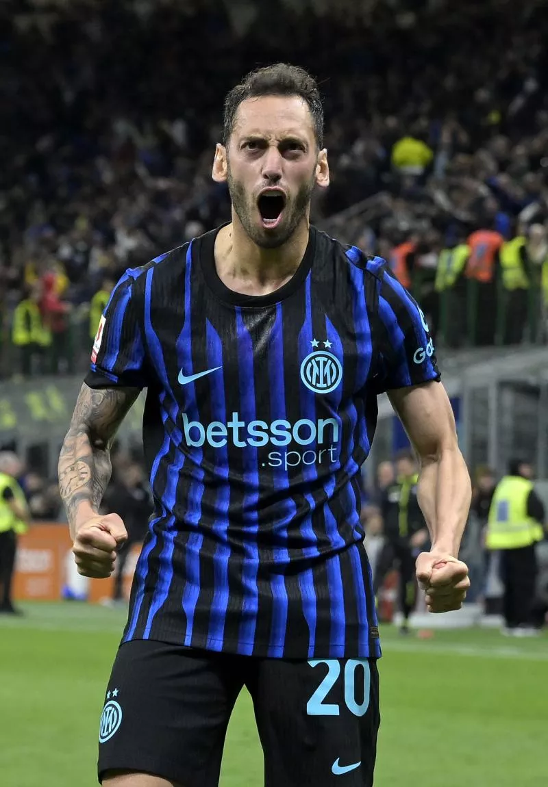 Foto IPP/Paolo Bona Milano 21/04/2026 Coppa Italia di Calcio stagione 2025/2026  partita semifinale Inter-Como Nella foto Hakan Calhanoglu esulta dopo il gol del 2-2 Italy Photo Press Worldwide Copyright  - Photo by Icon Sport