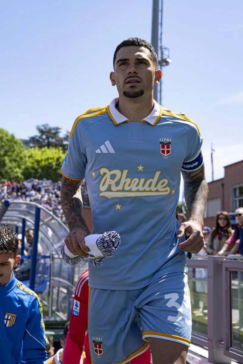 Como 1907 x RHUDE x adidas : un maillot édition limitée pour combattre la leucémie infantile