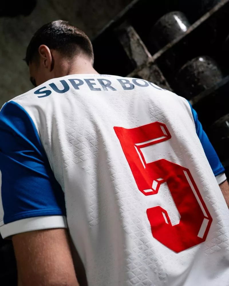 Le FC Porto dévoile son nouveau maillot domicile d’une manière originale