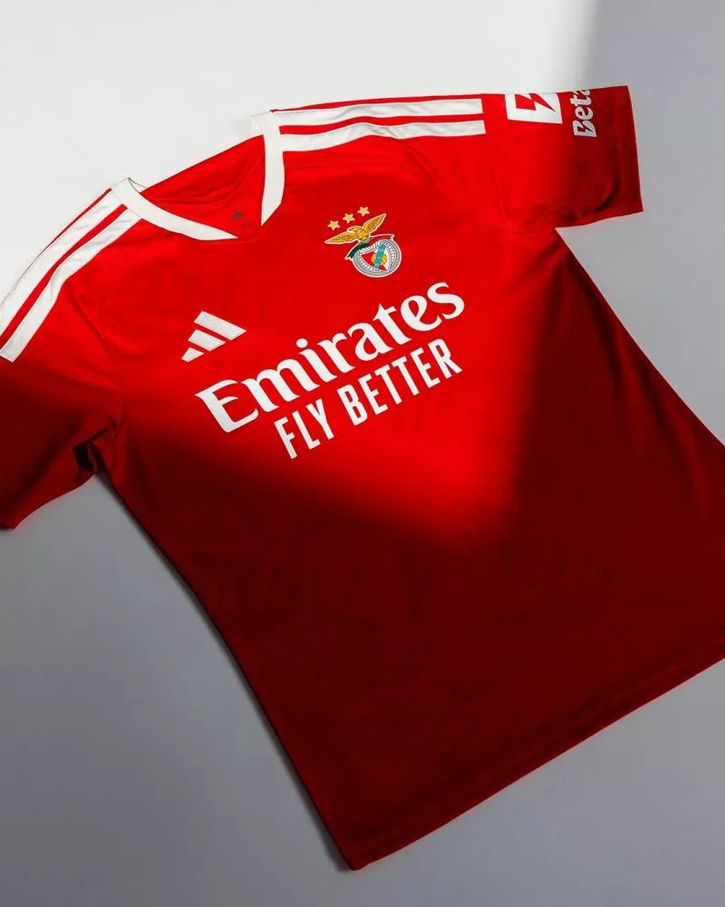 Le nouveau maillot domicile de Benfica est une révolution ?