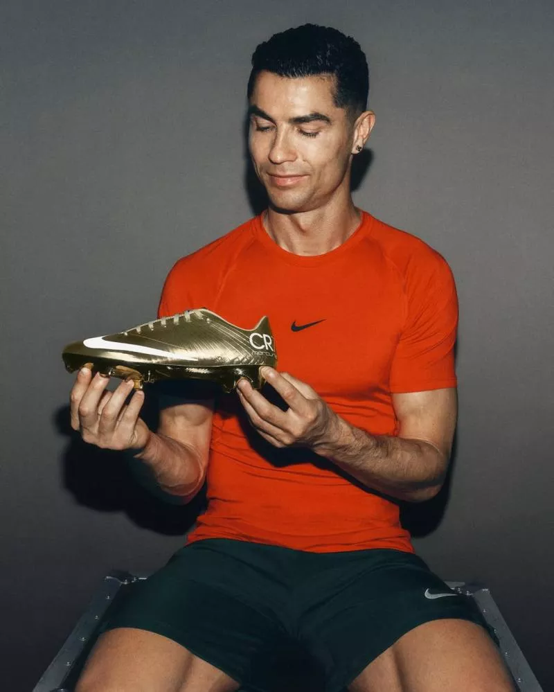 Cristiano Ronaldo reçoit une Mercurial dorée pour son record en Coupe du monde