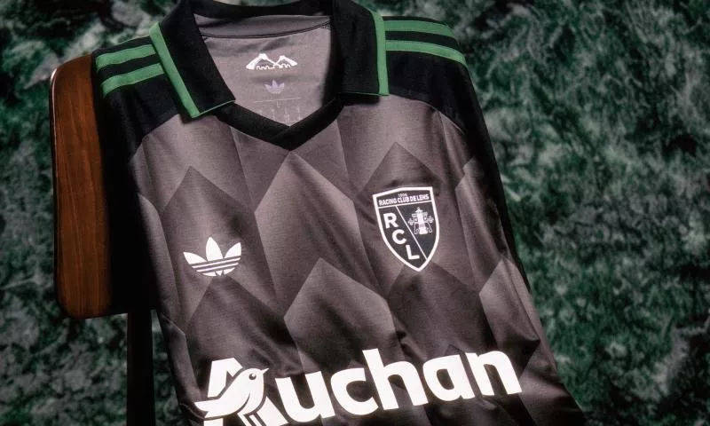 Pourquoi le nouveau maillot extérieur du RC Lens est-il gris et noir ?