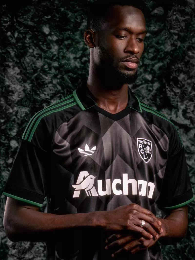 Pourquoi le nouveau maillot extérieur du RC Lens est-il gris et noir ?
