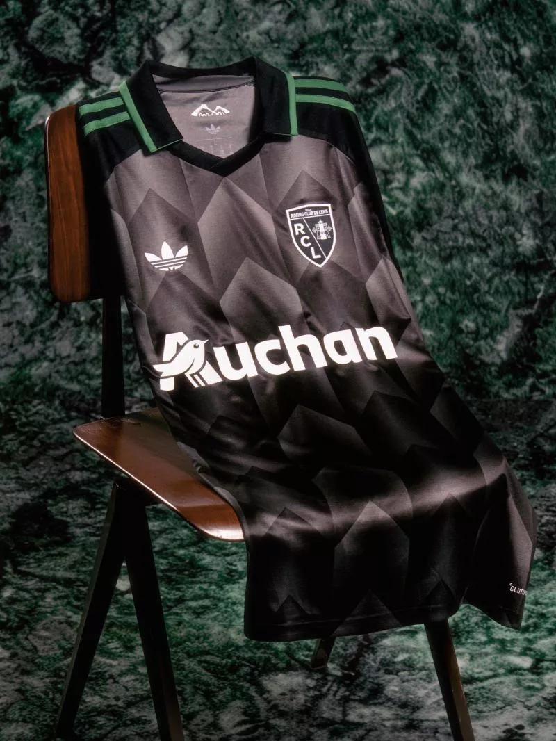 Pourquoi le nouveau maillot extérieur du RC Lens est-il gris et noir ?