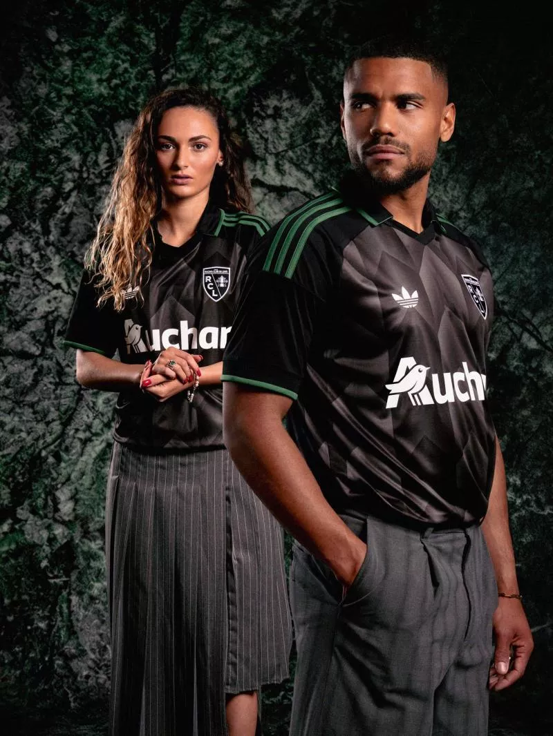 Pourquoi le nouveau maillot extérieur du RC Lens est-il gris et noir ?