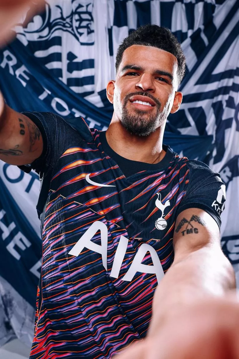 Tottenham dévoile ses nouveaux maillots pour la saison 2026-2027