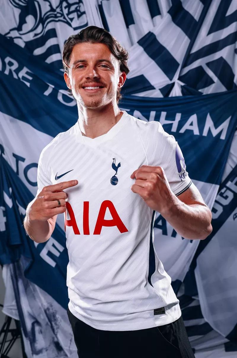 Tottenham dévoile ses nouveaux maillots pour la saison 2026-2027