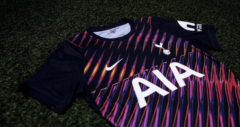 Tottenham dévoile ses nouveaux maillots pour la saison 2026-2027