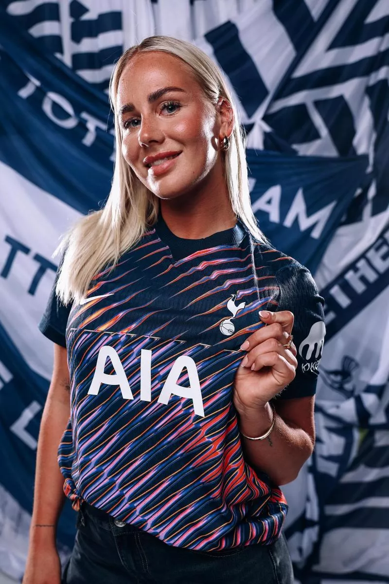 Tottenham dévoile ses nouveaux maillots pour la saison 2026-2027