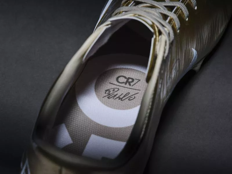Cristiano Ronaldo reçoit une Mercurial dorée pour son record en Coupe du monde