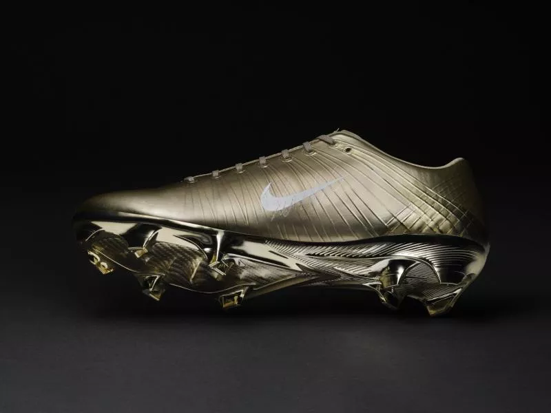 Cristiano Ronaldo reçoit une Mercurial dorée pour son record en Coupe du monde