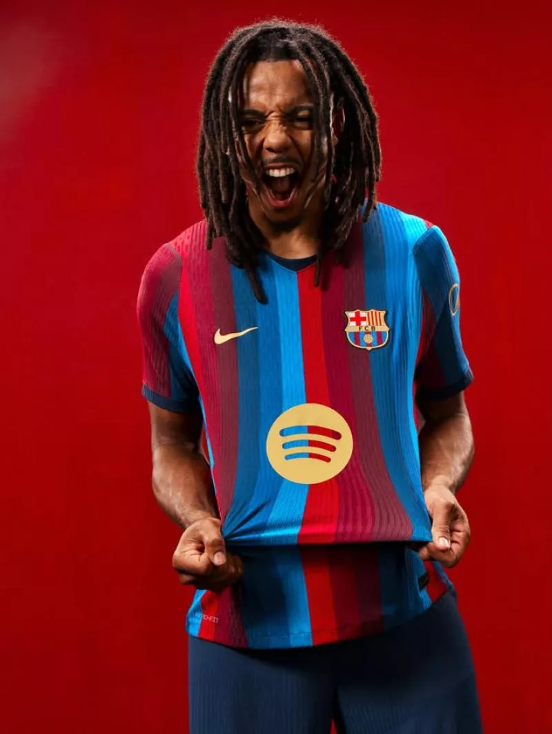 Le FC Barcelone dévoile son nouveau maillot domicile pour 2026-2027