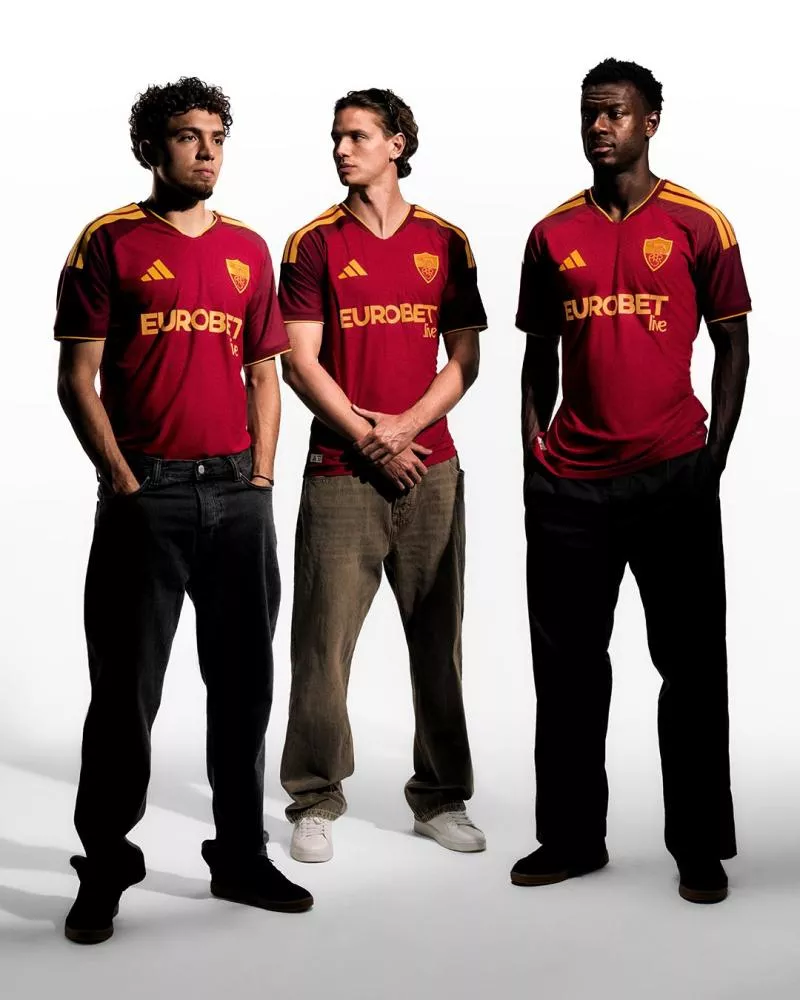 Paulo Dybala présente le nouveau maillot domicile de l'AS Roma 2026-2027