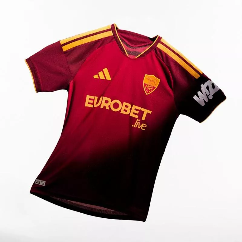 Paulo Dybala présente le nouveau maillot domicile de l'AS Roma 2026-2027