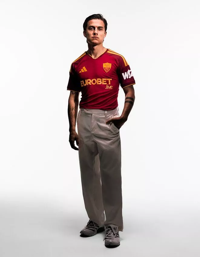 Paulo Dybala présente le nouveau maillot domicile de l'AS Roma 2026-2027