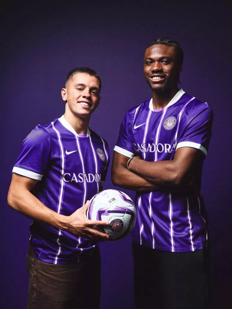 Le Toulouse FC acte le retour des rayures sur son maillot domicile 2026-2027