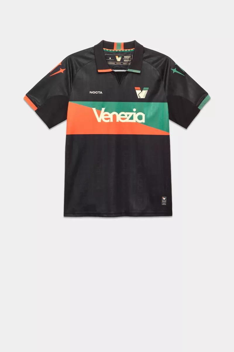 Le Venezia FC soigne son arrivée en Serie A avec son nouveau maillot domicile