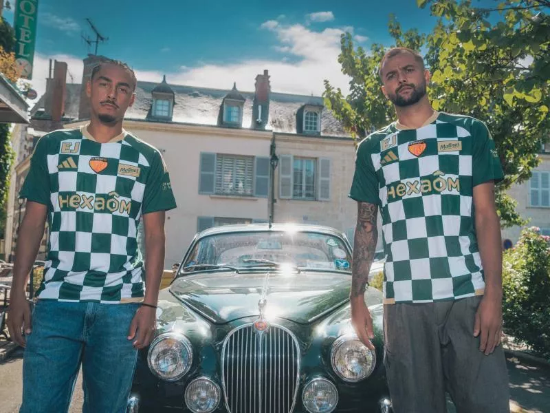 Le Mans dévoile un maillot third en hommage à la course automobile