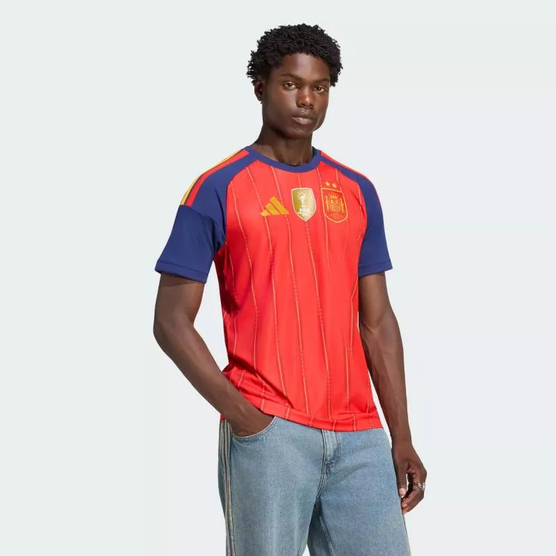Le maillot champion du monde à deux étoiles de l'Espagne bientôt disponible ?