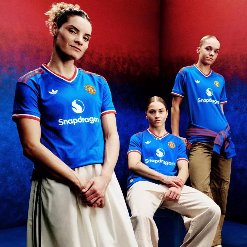 Manchester United vire au bleu avec son nouveau maillot extérieur 2026-2027