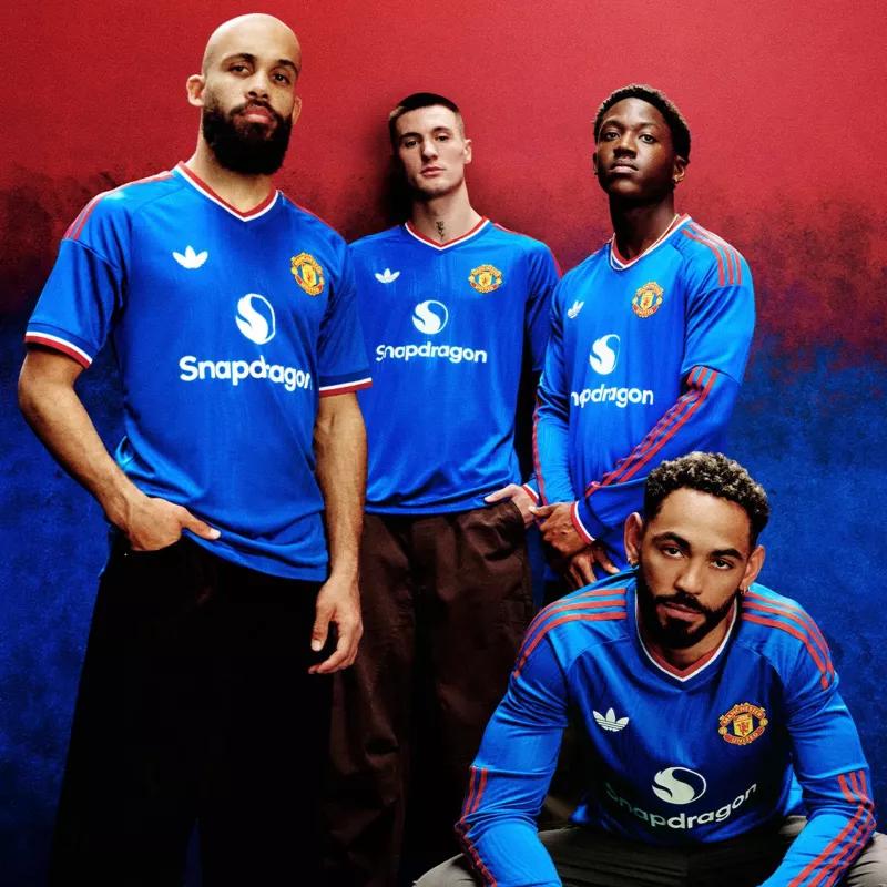 Manchester United vire au bleu avec son nouveau maillot extérieur 2026-2027