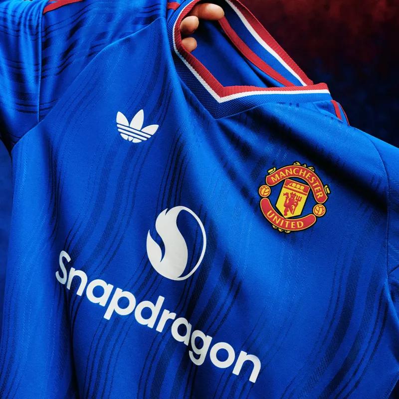 Manchester United vire au bleu avec son nouveau maillot extérieur 2026-2027