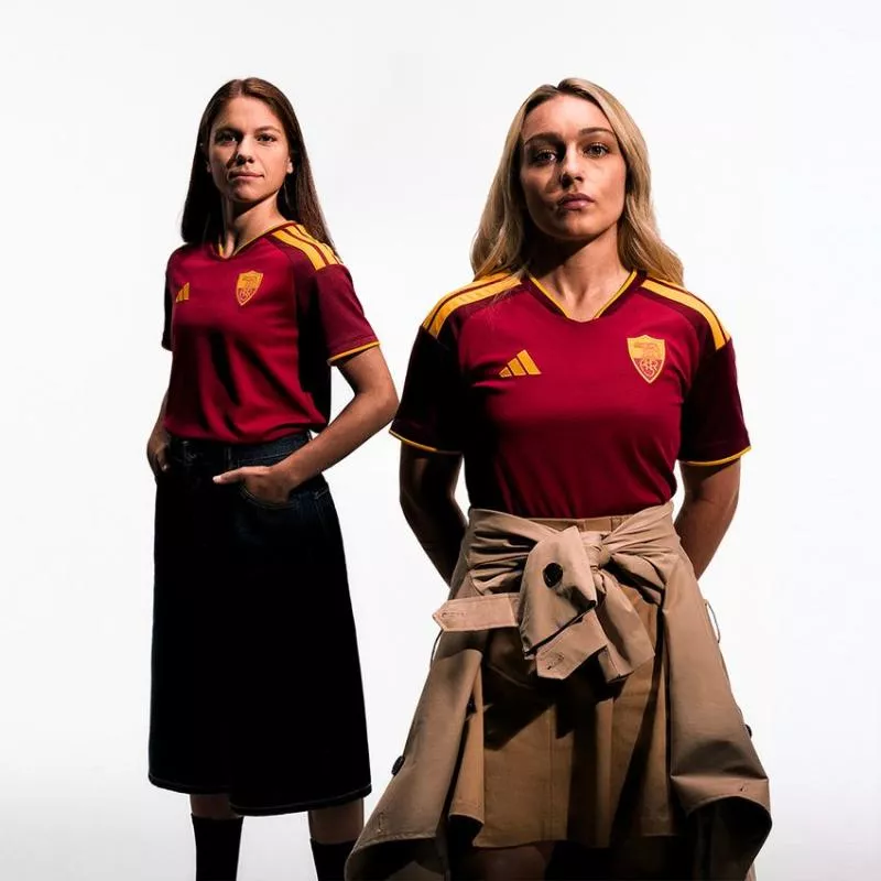 Paulo Dybala présente le nouveau maillot domicile de l'AS Roma 2026-2027
