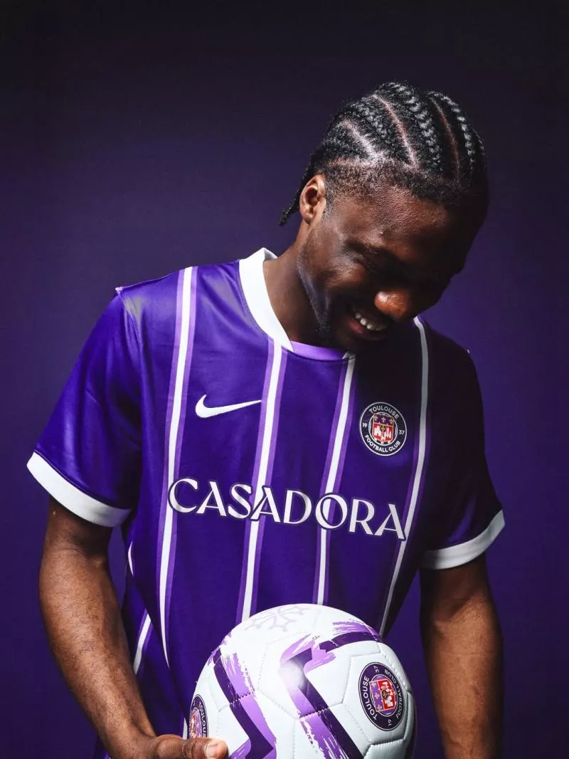 Le Toulouse FC acte le retour des rayures sur son maillot domicile 2026-2027