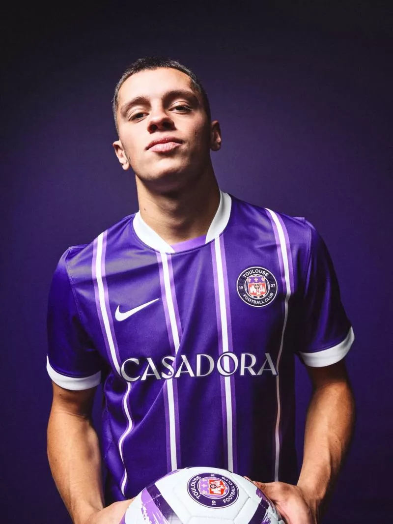 Le Toulouse FC acte le retour des rayures sur son maillot domicile 2026-2027