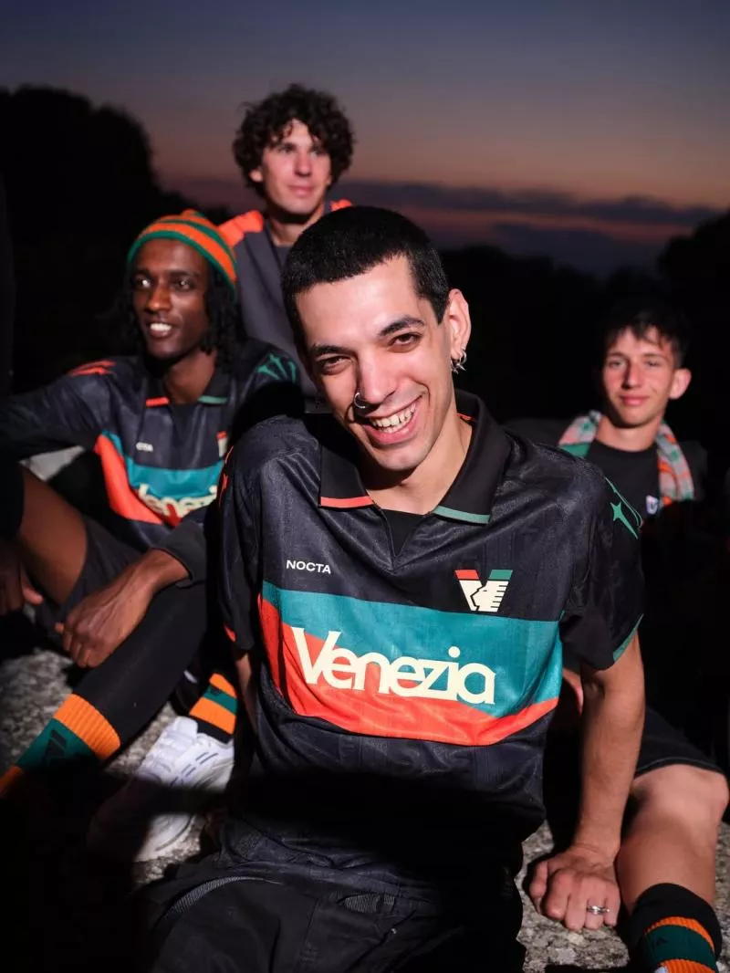 Le Venezia FC soigne son arrivée en Serie A avec son nouveau maillot domicile
