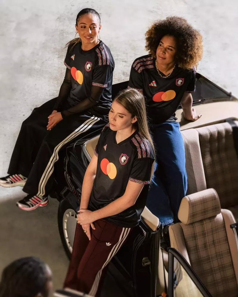 L'OL et OL Lyonnes dévoilent un maillot Third aux couleurs de la funk lyonnaise