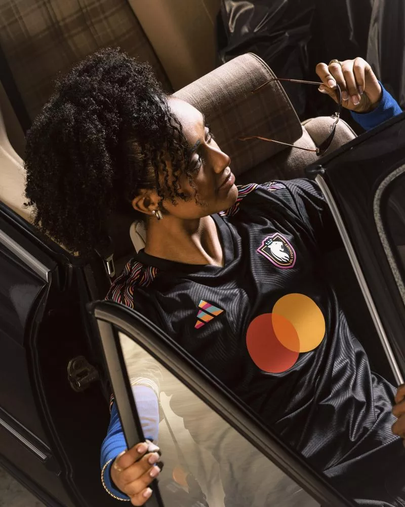 L'OL et OL Lyonnes dévoilent un maillot Third aux couleurs de la funk lyonnaise