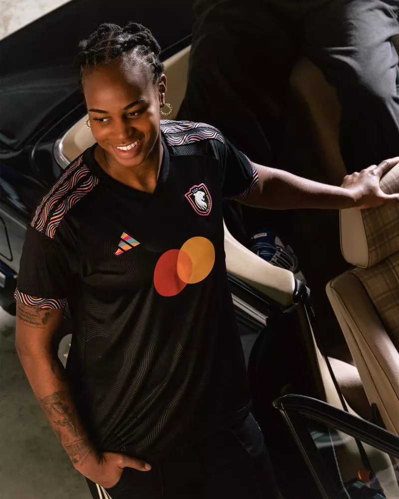 L'OL et OL Lyonnes dévoilent un maillot Third aux couleurs de la funk lyonnaise