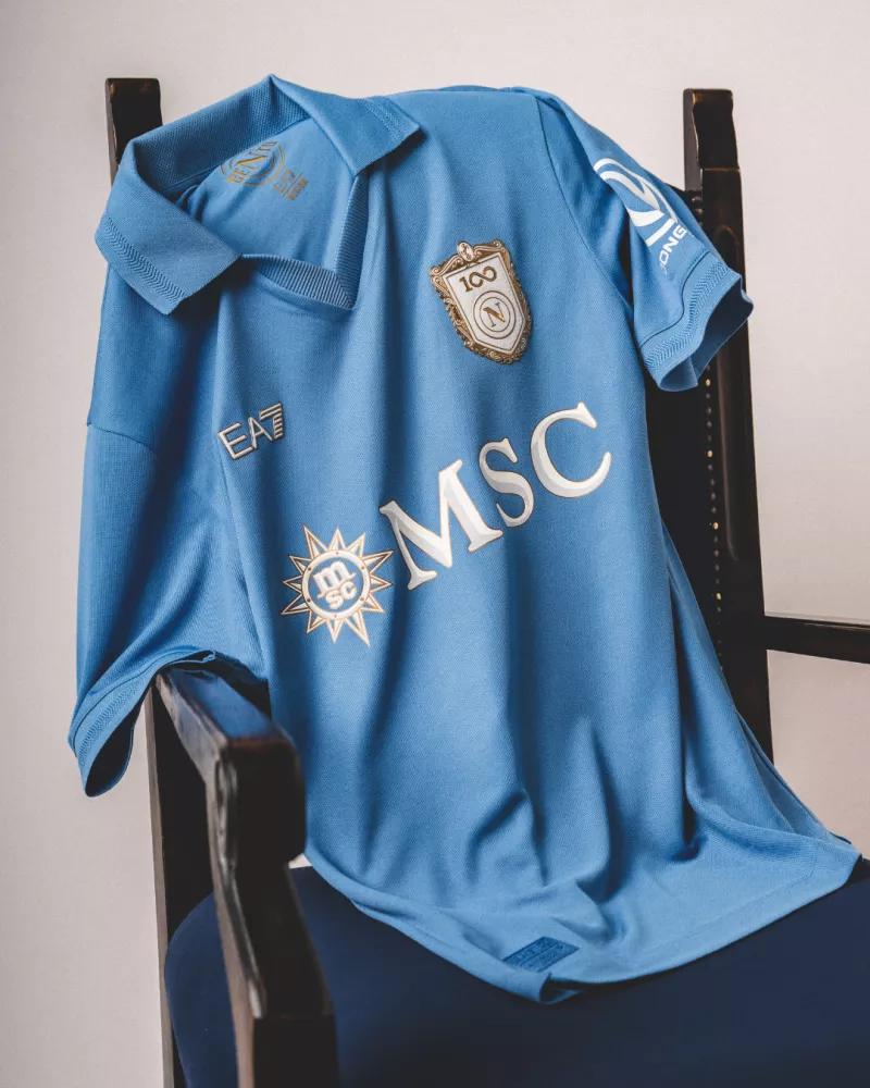 Naples dévoile un magnifique maillot domicile pour son centenaire