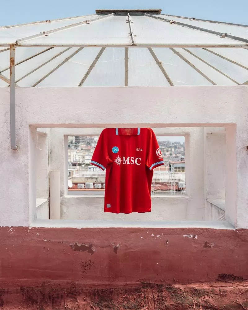 Pourquoi Naples a déplacé son écusson sur son nouveau maillot ?