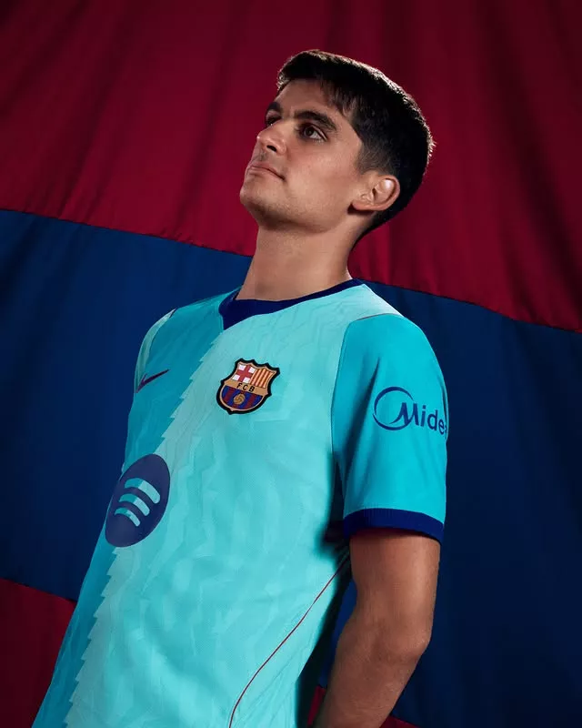 Le turquoise fait son retour sur le nouveau maillot du FC Barcelone