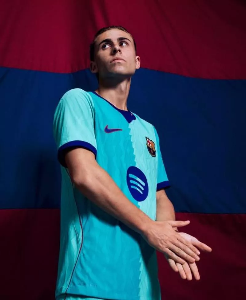 Le turquoise fait son retour sur le nouveau maillot du FC Barcelone