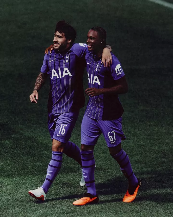 Pourquoi le nouveau maillot de Tottenham est-il violet ?